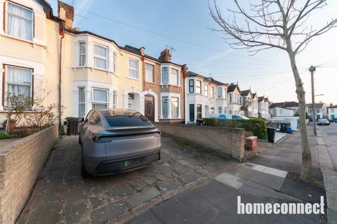 3 bedroom terraced house to rent, Courtland Avenue, Ilford IG1