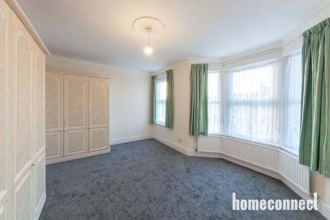 3 bedroom terraced house to rent, Courtland Avenue, Ilford IG1