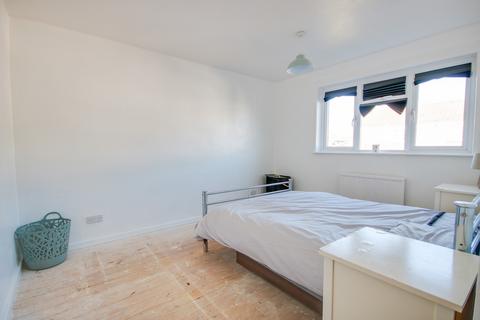 3 bedroom end of terrace house for sale, SHOLING! NO FORWARD CHAIN! SOUTH-WESTERLY ASPECT GARDEN!