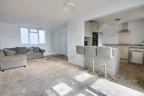 3 bedroom end of terrace house for sale, SHOLING! NO FORWARD CHAIN! SOUTH-WESTERLY ASPECT GARDEN!