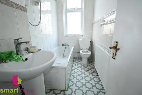 2 bedroom flat to rent, Clarendon Gardens, Ilford, Essex, IG1