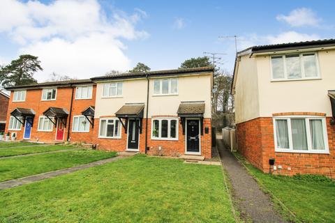 2 bedroom end of terrace house for sale, Kingfisher Close,  Farnborough , GU14