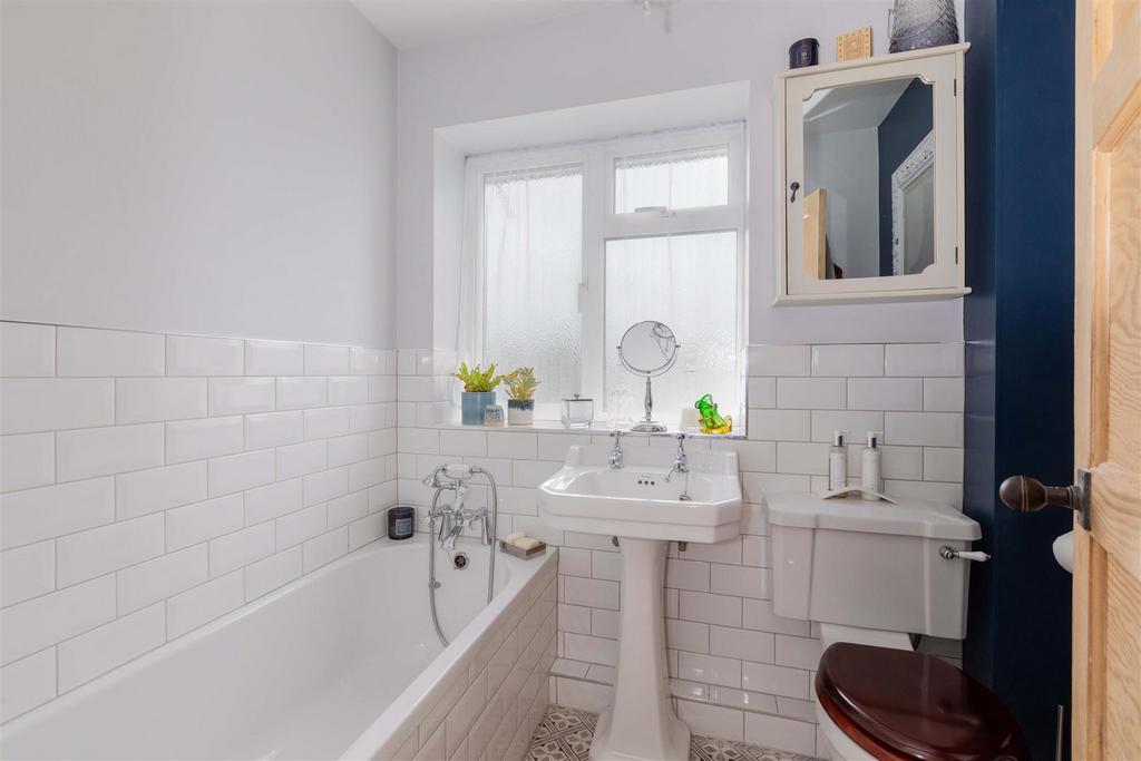 101 Moreton Way-18.jpg