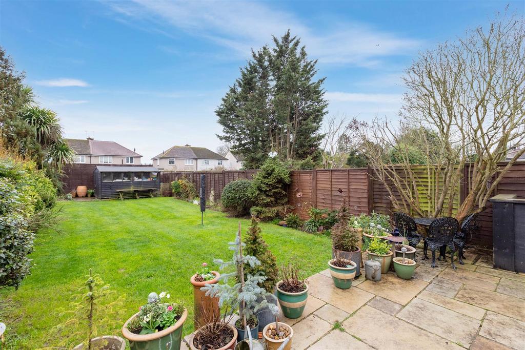 101 Moreton Way-3.jpg