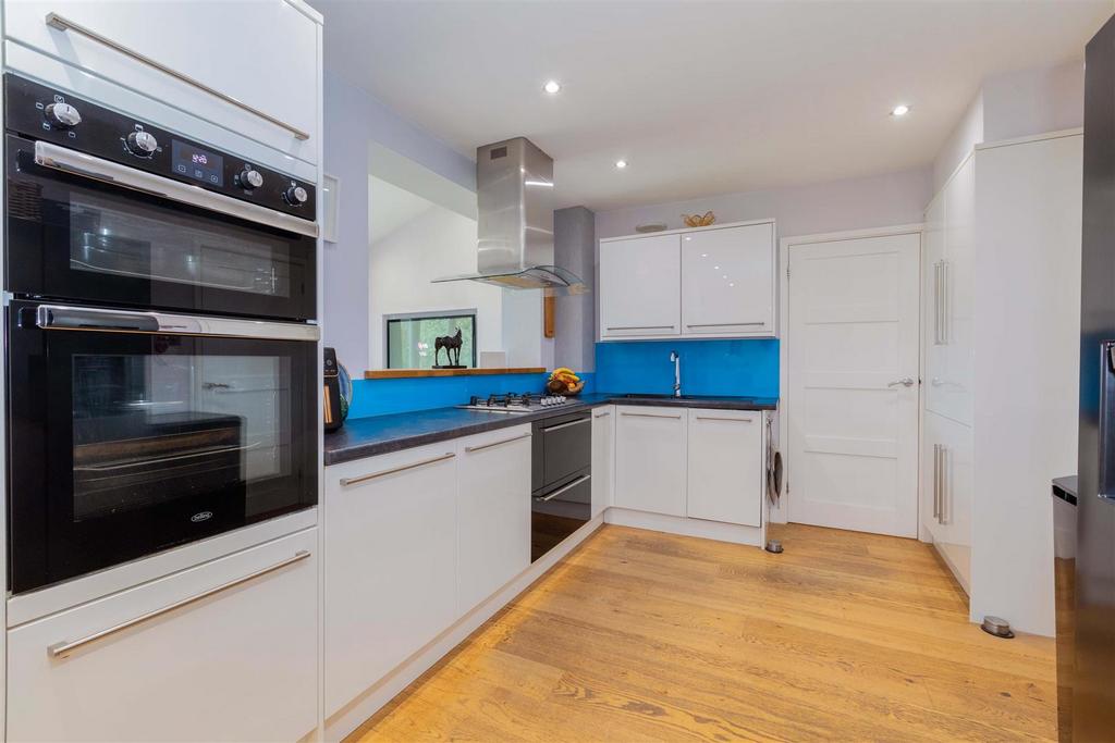 101 Moreton Way-15.jpg