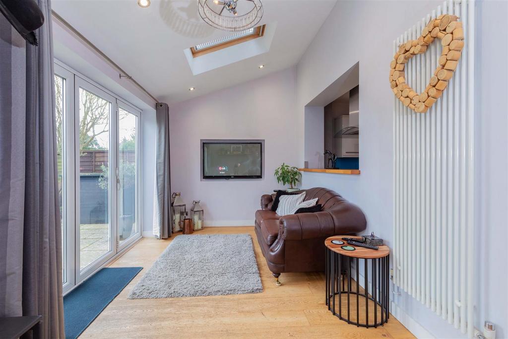 101 Moreton Way-14.jpg