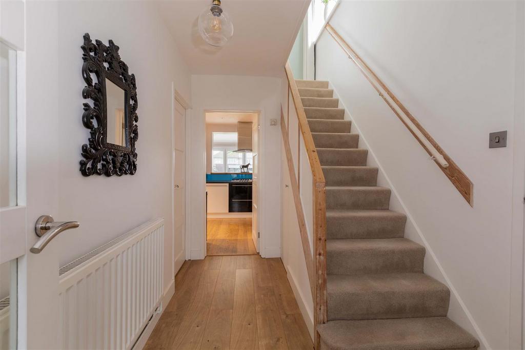 101 Moreton Way-9.jpg