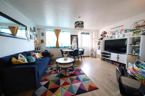 3 bedroom flat for sale, Lawson Road, Enfield