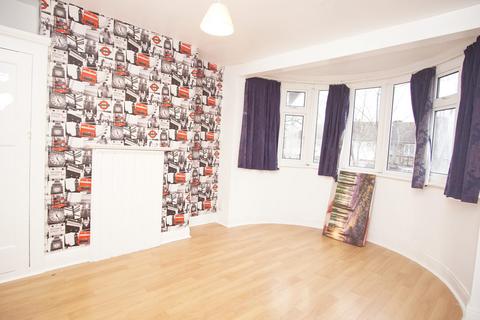 3 bedroom semi-detached house to rent, Malvern Avenue, HA2