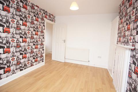 3 bedroom semi-detached house to rent, Malvern Avenue, HA2
