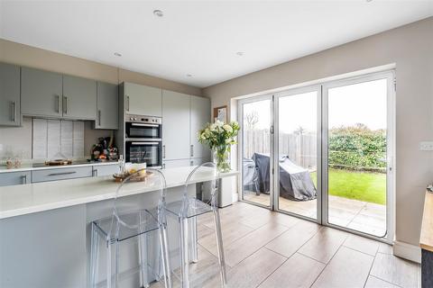 undefined, Hayward Mews, Lingfield