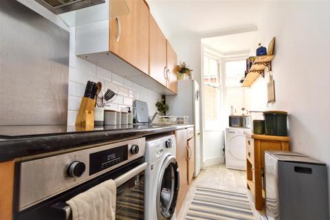 2 bedroom flat to rent, Milnthorpe Road, Eastbourne