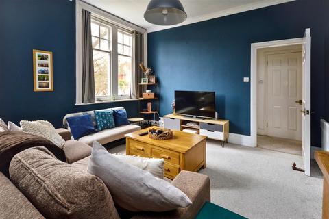 2 bedroom flat to rent, Milnthorpe Road, Eastbourne