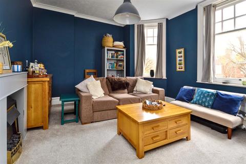 2 bedroom flat to rent, Milnthorpe Road, Eastbourne