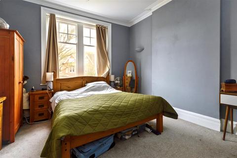 2 bedroom flat to rent, Milnthorpe Road, Eastbourne