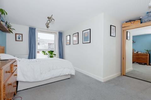 2 bedroom flat for sale, Page Court, Commonwealth Drive, Crawley, RH10