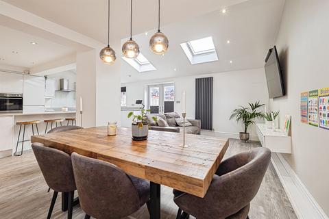 4 bedroom semi-detached house for sale, Howdale Road, Hull