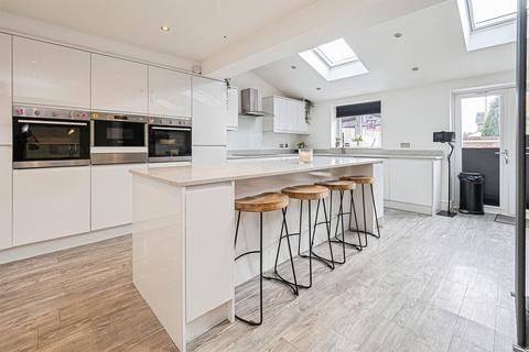 4 bedroom semi-detached house for sale, Howdale Road, Hull