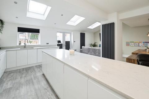4 bedroom semi-detached house for sale, Howdale Road, Hull