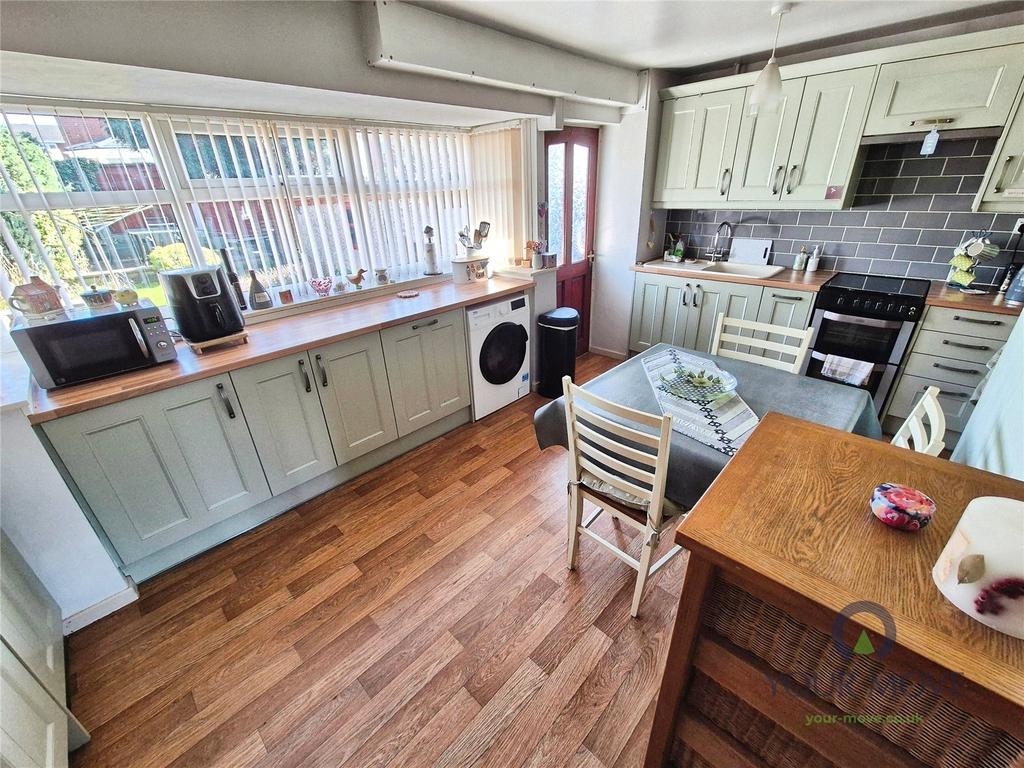 Kitchen / Dining Roo
