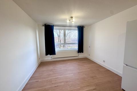 2 bedroom flat to rent, Whinchat Road, London, SE28