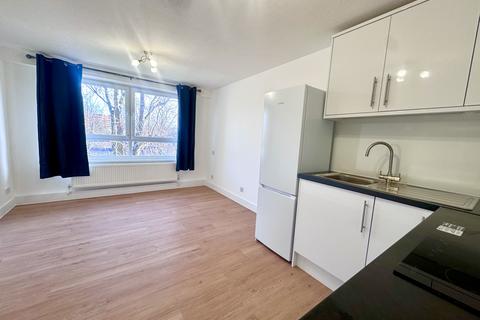 2 bedroom flat to rent, Whinchat Road, London, SE28