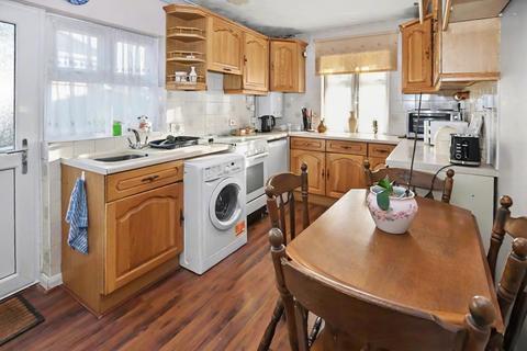 2 bedroom detached bungalow for sale, Malvern Avenue, Canvey Island SS8