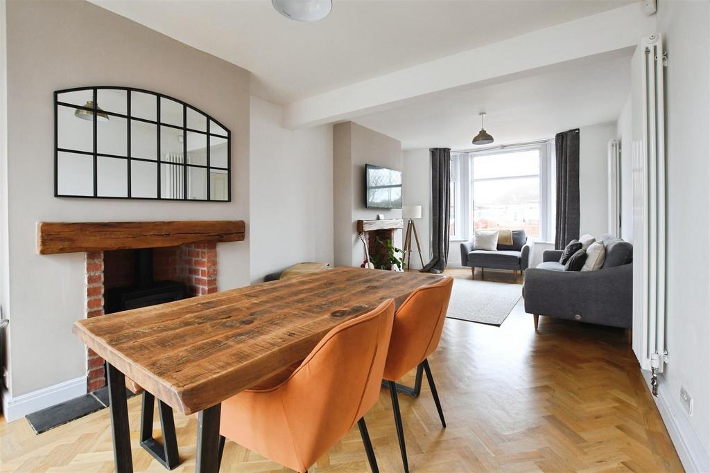 Lounge/Dining Room