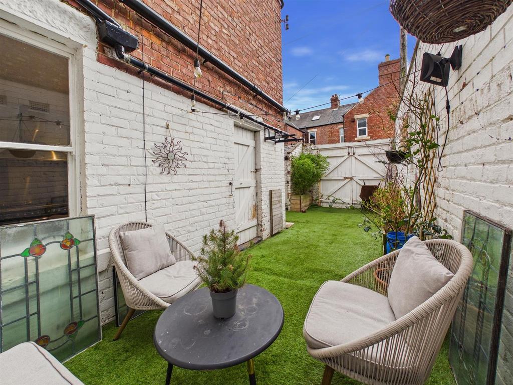 CAM05411 G0-PR0193-STILL045.jpg