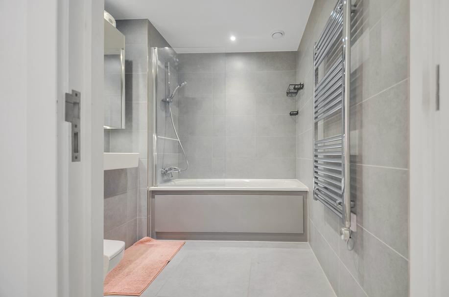 Bathroom (2).jpg