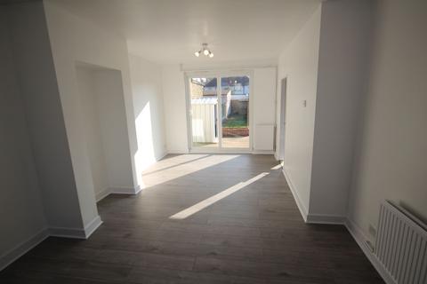 3 bedroom semi-detached house to rent, Hanover Circle, Hayes, UB3