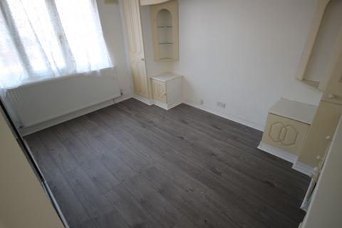 3 bedroom semi-detached house to rent, Hanover Circle, Hayes, UB3