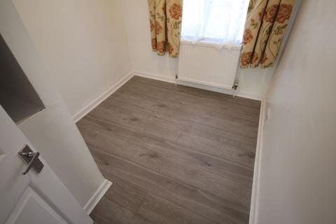 3 bedroom semi-detached house to rent, Hanover Circle, Hayes, UB3