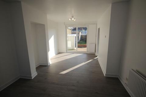 3 bedroom semi-detached house to rent, Hanover Circle, Hayes, UB3