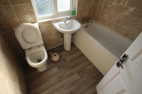 3 bedroom semi-detached house to rent, Hanover Circle, Hayes, UB3