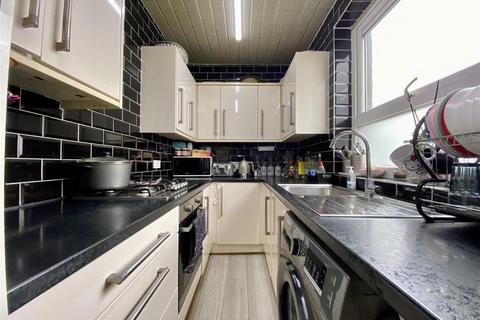 3 bedroom semi-detached house for sale, Winget Avenue, Huddersfield