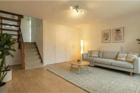 3 bedroom apartment for sale, Leaf Close, Northwood