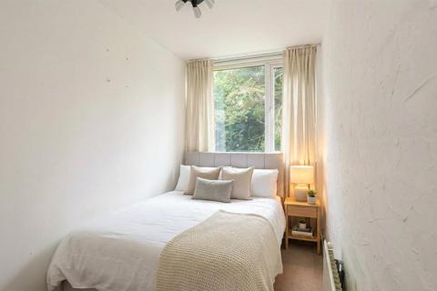 3 bedroom apartment for sale, Leaf Close, Northwood