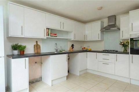 3 bedroom apartment for sale, Leaf Close, Northwood
