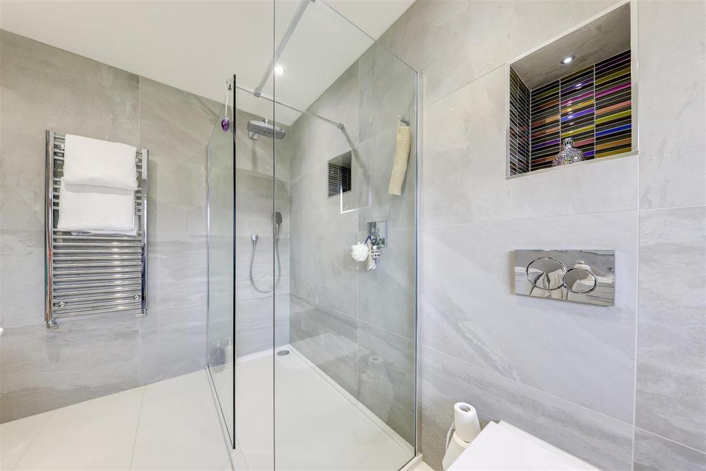 En-suite Bathroom Alt 2