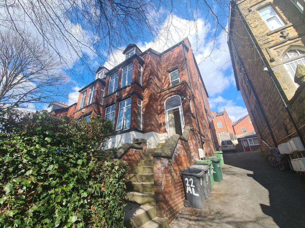 Attractive red-brick period house with bay wind...