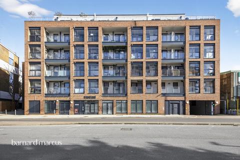 3 bedroom flat for sale, High Road, London