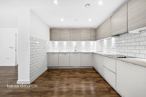 3 bedroom flat for sale, High Road, London