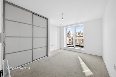 3 bedroom flat for sale, High Road, London