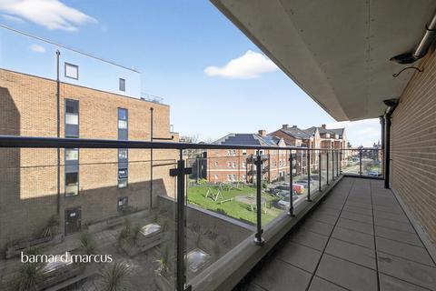 3 bedroom flat for sale, High Road, London