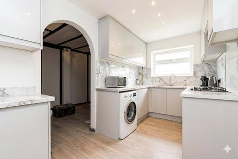 3 bedroom semi-detached house to rent, Birch Close, Romford RM7