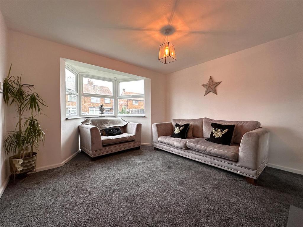 Bay-Fronted Lounge 324