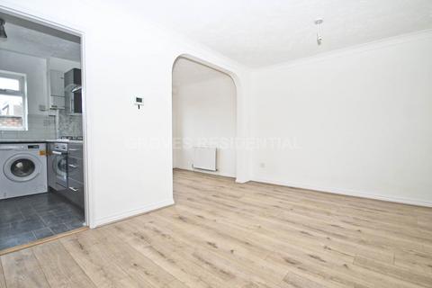 3 bedroom terraced house to rent, Kirrane Close, New Malden