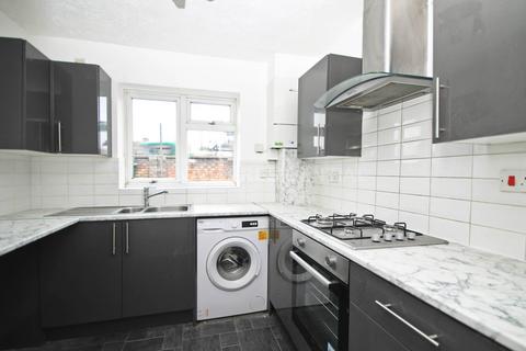 3 bedroom terraced house to rent, Kirrane Close, New Malden