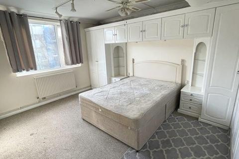 1 bedroom in a house share to rent, Phildor Court, Princes Park Avenue, London